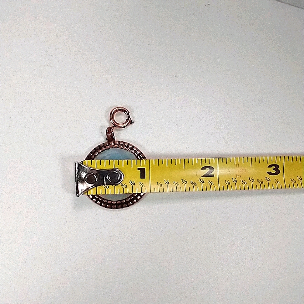 Charm clear round stone, gold tone - Picture 4 of 4